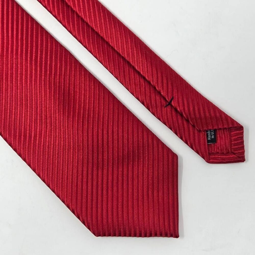 DAVID DONAHUE SILK TIE TEXTURED SATIN MINI STRIPE RED ENGLAND 3.25" X 59"